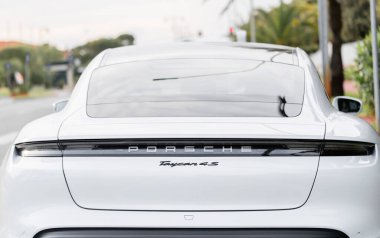 Milan, İtalya - 1 Eylül 2022: Beyaz Porsche Taycan 4S elektrikli araba detayı