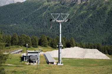 İsviçre, St.Moritz - 6 Haziran 2023: Yazın St. Moritz yakınlarındaki kayak alanı. Dağlardaki teleferik ve kablolar. Güzel dağ manzarası.