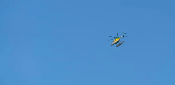 Hubschrauber Fliegen Den Blauen Himmel Konzept Für Schnelles Reisen Urlaub — Stockfoto