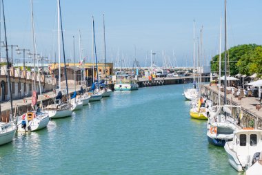 RImini, İtalya - 15 Eylül 2021: güneşli yaz gününde özel yolcu gemileri. Turist teknesi. Gezi gemileri limana yanaştı.