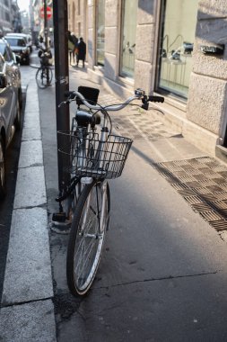 Milan, İtalya - 1 Eylül 2022: Bisiklet kentteki bir otoparkta emniyete alındı.