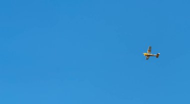 Mavi gökyüzünde uçan uçak. Hızlı seyahat, tatil ve iş kavramı.