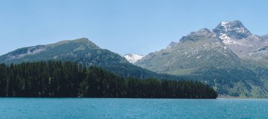 Dağ manzarası, göl ve dağ sırası, geniş bir manzara. Silsersee Gölü ile Alpler 'deki güzel dağ manzarasının panoramik manzarası, ideal dinlenme yeri kavramı.. .