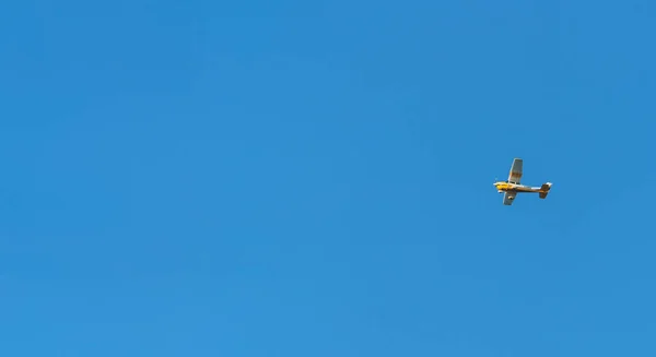 Vliegtuig Dat Blauwe Lucht Vliegt Concept Van Snelle Reizen Vakanties — Stockfoto