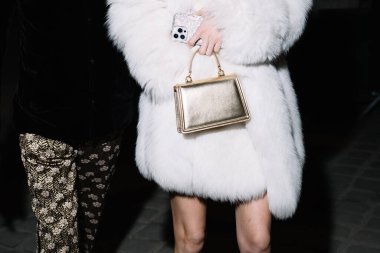 Paris, Fransa - 24 Ocak 2023: Kadın Dolce ve Gabbana 'dan metalik küçük bir çanta giyiyor, sokak tarzı aksesuarlar.