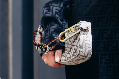 Milan, İtalya - 18 Haziran 2022: Kadın bej rengi Olock Salıncak Logo-Jacquard Chenille çanta, sokak tarzı aksesuar giyer.