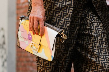 Milano, İtalya - 18 Haziran 2022: Kadınlar orta boy Baget çanta giyer, moda resimli, sokak tarzı aksesuarlar..