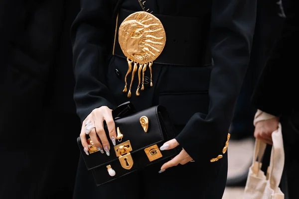 París Francia Enero 2023 Mujer Viste Bolso Bijoux Secret Schiaparelli — Foto de Stock