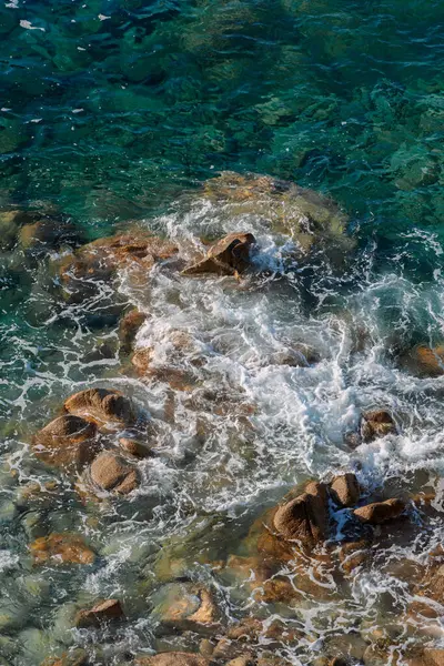 Fale Skalistej Plaży Brzeg Morza Falami Miażdżącymi Wielkie Skały Letni — Zdjęcie stockowe