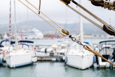 Limana yanaşan balıkçı teknesinin detayları. Boş zaman aktivitesi, spor ve eğlence, geleneksel zanaat, çevresel hasar kavramları. Deniz balıkçılığı, gemi sanayii, balıkçı teknesi.