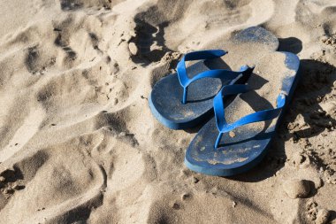 Parmak arası terlikler, renkli yaz terlikleri. Yaz tatili konsepti, plaj tatili teması