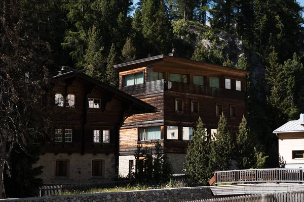 Sviçre Moritz Haziran 2023 Binalar Tepeler Ağaçlar Özel Evler Kulübeler — Stok fotoğraf