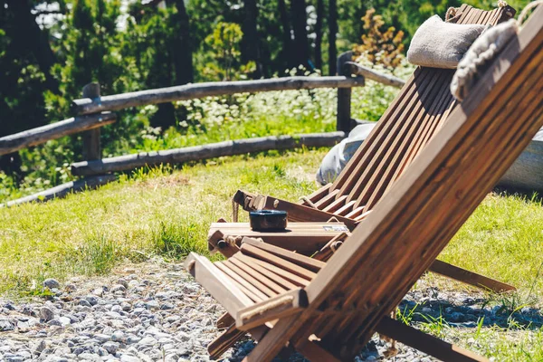 Swizzera 'daki dağ manzaralı iki tahta sandalye. Tatil, seyahat ve seyahat konsepti.