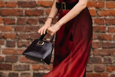 Milan, İtalya - 20 Eylül 2023: Alberta Ferretti çanta giyen modacı. Moda blogcusu kıyafet ayrıntıları