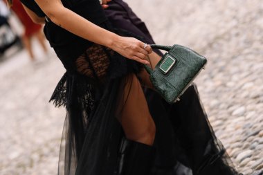Milan, İtalya - 20 Eylül 2023: Alberta Ferretti çanta giyen modacı. Moda blogcusu kıyafet ayrıntıları