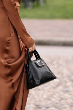 Milan, İtalya - 20 Eylül 2023: Alberta Ferretti çanta giyen modacı. Moda blogcusu kıyafet ayrıntıları