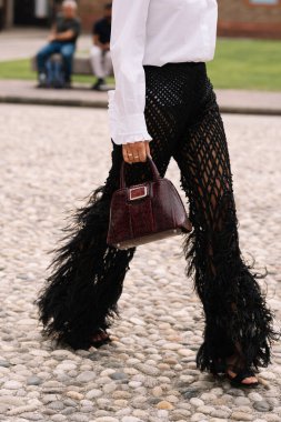 Milan, İtalya - 20 Eylül 2023: Alberta Ferretti çanta giyen modacı. Moda blogcusu kıyafet ayrıntıları