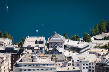 İsviçre, St.Moritz - 6 Haziran 2023: güneşli yaz gününde St. Morirz ve göl manzaralı şehir.