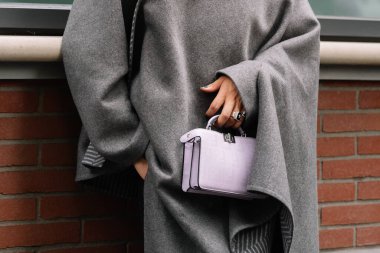 Milan, İtalya - 20 Eylül 2023: Fendi Peekaboo mor çanta giyen modacı. Moda blogcusu kıyafet detayları, sokak tarzı