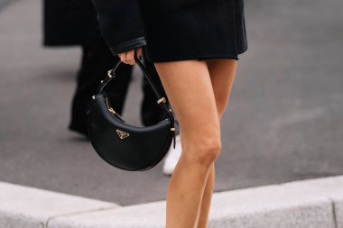 Milan, İtalya - 21 Eylül 2023: Prada Arque siyah omuz çantası giyen modacı. Moda blogcusu kıyafet detayları, sokak tarzı