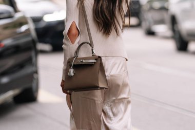 Milan, İtalya - 20 Eylül 2023: Hermes Kelly çantası giyen modacı. Moda blogcusu kıyafet detayları, sokak tarzı