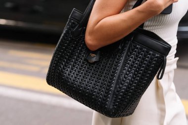Milan, İtalya - 20 Eylül 2023: Fendi Origami orta boy çanta giyen modacı. Moda blogcusu kıyafet detayları, sokak tarzı