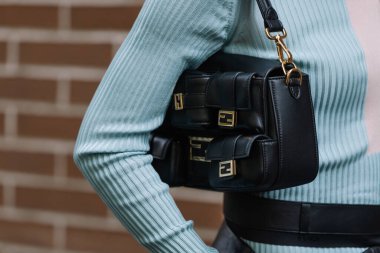 Milan, İtalya - 20 Eylül 2023: Fendi Multipocket Baguette çanta giyen modacı. Moda blogcusu kıyafet detayları, sokak tarzı