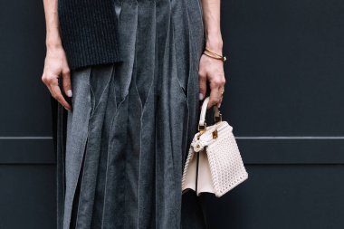 Milan, İtalya - 20 Eylül 2023: Fendi Peekaboo bej çanta giyen modacı. Moda blogcusu kıyafet detayları, sokak tarzı
