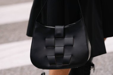 Milan, İtalya - 21 Eylül 2023: Hereu omuz çantası giyen modacı. Moda blogcusu kıyafet detayları, sokak tarzı