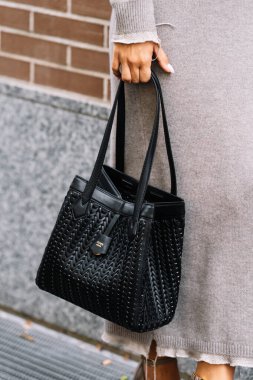 Milan, İtalya - 20 Eylül 2023: Fendi Origami orta boy çanta giyen modacı. Moda blogcusu kıyafet detayları, sokak tarzı