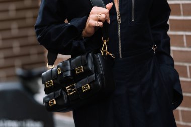 Milan, İtalya - 20 Eylül 2023: Fendi Multipocket Baguette çanta giyen modacı. Moda blogcusu kıyafet detayları, sokak tarzı