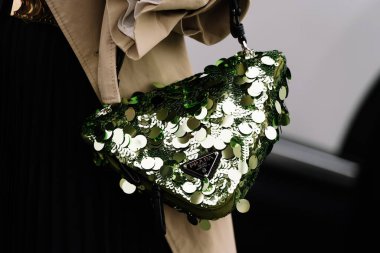 Milan, İtalya - 21 Eylül 2023: pullu Prada marka omuz çantası giyen modacı. Moda blogcusu kıyafet detayları, sokak tarzı