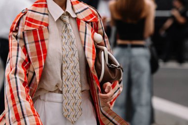 Milan, İtalya - 21 Eylül 2023: Hafta sonu maksimum deri Pasticcino çanta giyen modacı. Moda blogcusu kıyafet detayları, sokak tarzı