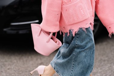 Milan, İtalya - 21 Eylül 2023: Küçük Liffner omuz çantası giyen modacı. Moda blogcusu kıyafet detayları, sokak tarzı