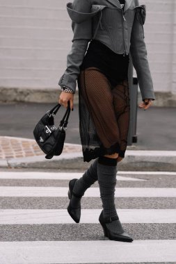 Milan, İtalya - 21 Eylül 2023: Prada Moon omuz çantası giyen modacı. Moda blogcusu kıyafet detayları, sokak tarzı