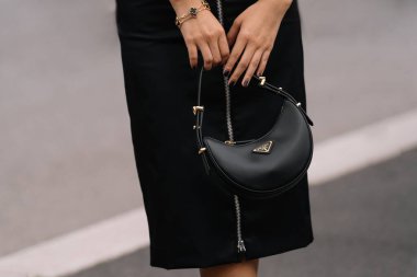 Milan, İtalya - 21 Eylül 2023: Prada Arque siyah omuz çantası giyen modacı. Moda blogcusu kıyafet detayları, sokak tarzı