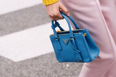 Milan, İtalya - 21 Eylül 2023: Prada Galleria omuz çantası giyen modacı. Moda blogcusu kıyafet detayları, sokak tarzı