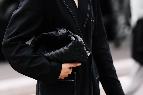 밀라노 이탈리아 2023년 21일 보테가 베네타 노트가 용의자 가방을 착용하는 스톡 이미지
