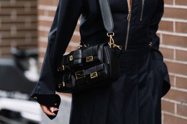 Milan, İtalya - 20 Eylül 2023: Fendi Multipocket Baguette çanta giyen modacı. Moda blogcusu kıyafet detayları, sokak tarzı