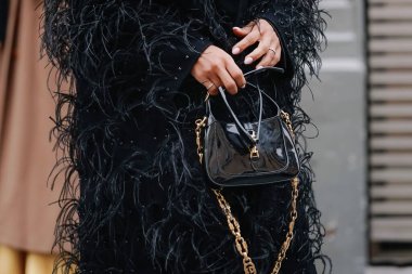 Paris, Fransa - 25 Ocak 2023: Gucci Jackie omuz çantası giyen modacı. Moda blogcusu kıyafet detayları, sokak tarzı
