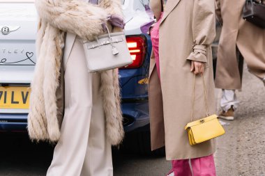 Milan, İtalya - 22 Şubat 2023: Fendi Peekaboo ve Hermes Birkin omuz çantası takan kadın. Moda blogcusu kıyafet detayları, sokak tarzı
