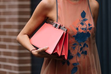 Milan, İtalya - 22 Şubat 2023: Fendi Peekaboo omuz çantası takan kadın. Moda blogcusu kıyafet detayları, sokak tarzı