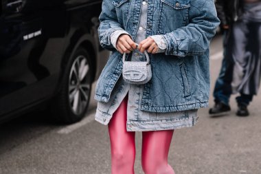 Milan, İtalya - 22 Şubat 2023: Diesel 1DR omuz çantası giyen modacı. Moda blogcusu kıyafet detayları, sokak tarzı