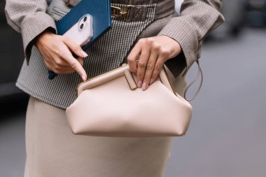 Milan, İtalya - 22 Şubat 2023: Bej rengi Fendi First Midi omuz çantası giyen kadın. Moda blogcusu kıyafet detayları, sokak tarzı