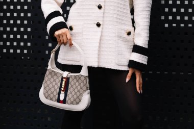 Milan, İtalya - 24 Şubat 2023: Gucci 'den omuz çantası giyen modacı. Moda blogcusu kıyafet detayları, sokak tarzı