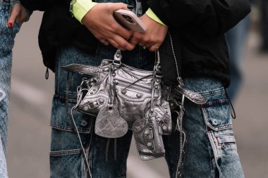 Milan, İtalya - 22 Şubat 2023: Balenciaga omuz çantası giyen modacı. Moda blogcusu kıyafet detayları, sokak tarzı
