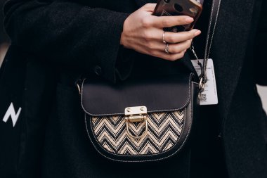 Florence, İtalya - 12 Ocak 2023: Il Bisonte omuz çantası giyen modacı. Moda blogcusu kıyafet detayları, sokak tarzı