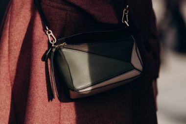 Florence, İtalya - 12 Ocak 2023: Loewe marka omuz çantası giyen modacı. Moda blogcusu kıyafet detayları, sokak tarzı