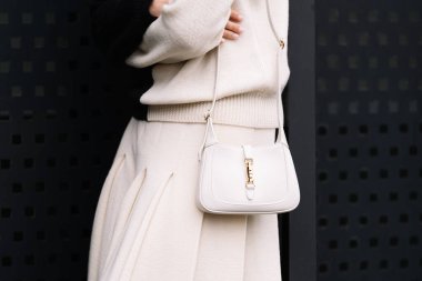 Milan, İtalya - 24 Şubat 2023: Gucci Jackie omuz çantası giyen modacı. Moda blogcusu kıyafet detayları, sokak tarzı
