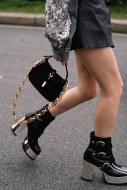Milan, İtalya - 24 Şubat 2023: Gucci 'den omuz çantası ve metal platform botlar giyen modacı. Moda blogcusu kıyafet detayları, sokak tarzı